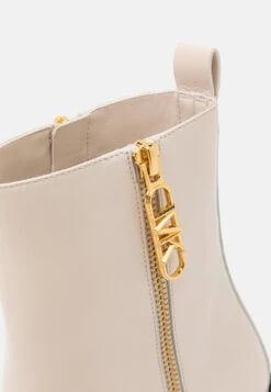 MICHAEL Michael Kors Regan- Botines - Light Cream -Mundo De Zapatos 60f1ba833c0e49bebe303dac7268111d