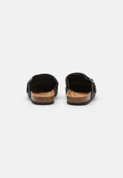 Rex Buckle Mule - Pantuflas - Black Nubuck -Mundo De Zapatos ea8b760d36bf4b90a46a1279298ab8c4