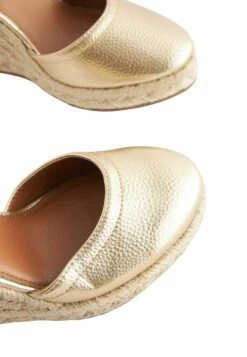 Next Forever Comfort Closed Toe - Cuñas - Gold -Mundo De Zapatos f2582fa6ca4c479b9f2128b011c3ac59